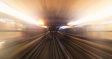 Tog der kører frem gennem en tunnel
