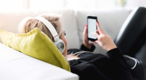 Kvinde lytter til hypnose fra Viavita