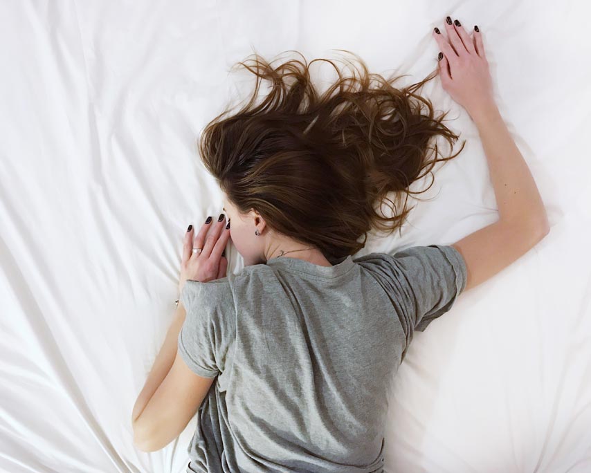 Kvinde der sover godt efter hypnose "håndter bekymringer om dagen og sov godt om natten"