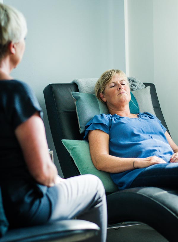 Kvinde i hypnoterapi, som er blandt Viavitas behandlingsmetoder